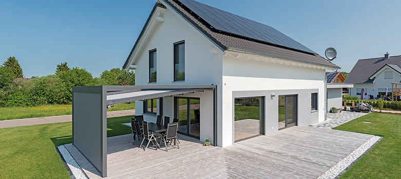 Pergola mit Senkrechtmarkise
